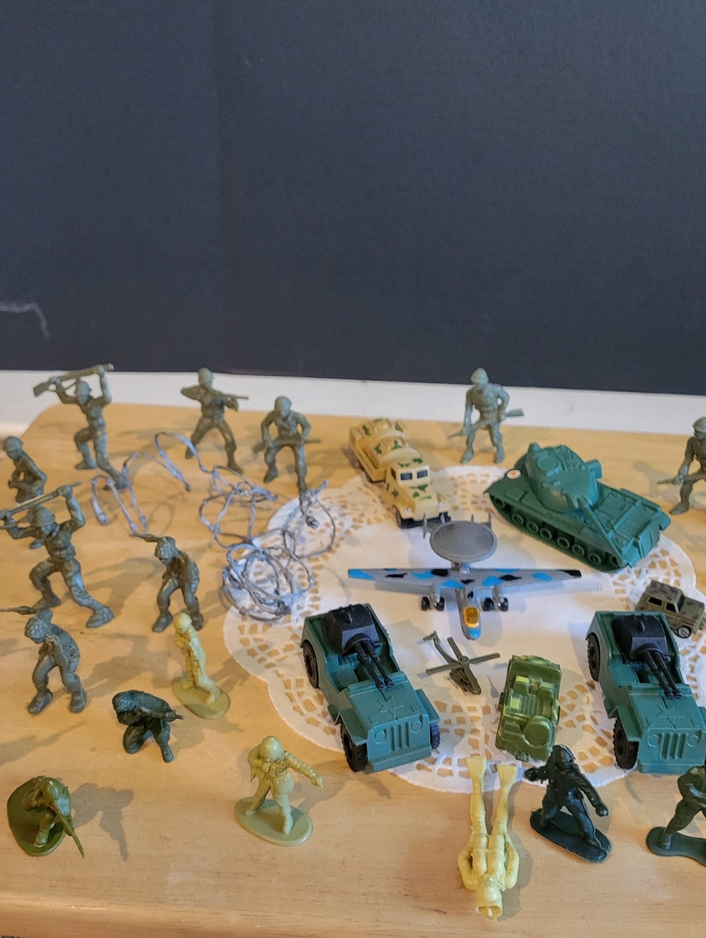 Huge Mixed Lot of  Plastic Army Men, Vehicles and Planes Soldiers-100+ Bag